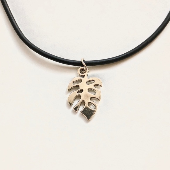 Unknown Jewelry - ⚡️2 for $15 Silver Leaf Pendant on Black Choker